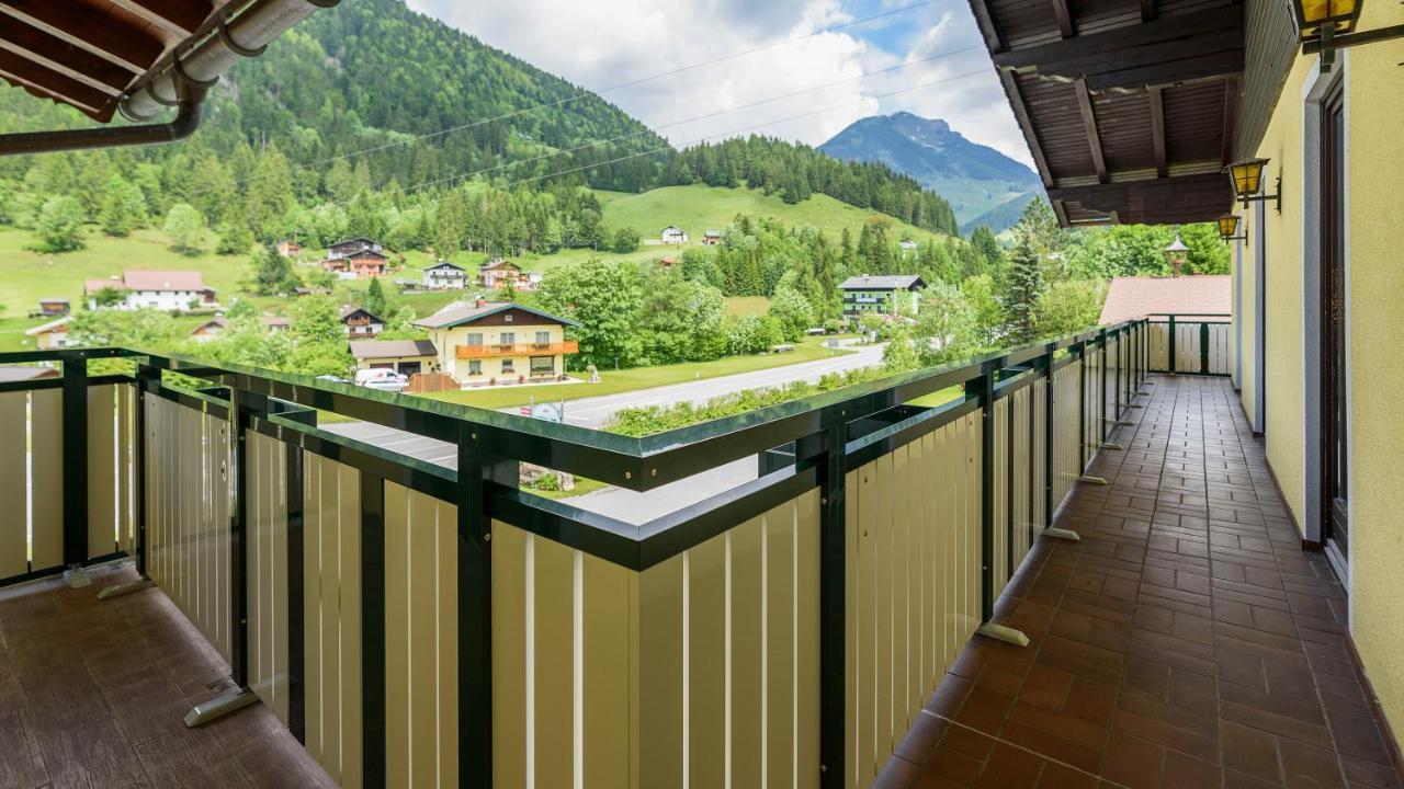 Hotel Landhaus Ausswinkl Russbach am Pass Gschütt Buitenkant foto