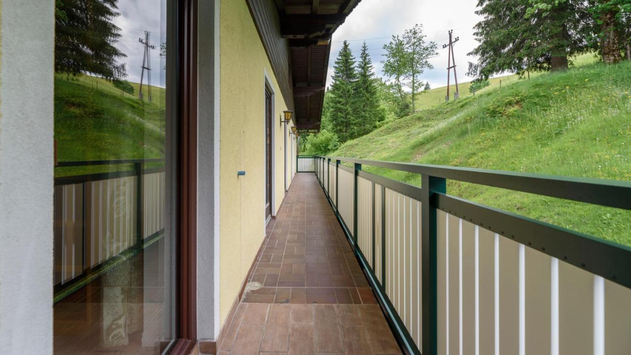 Hotel Landhaus Ausswinkl Russbach am Pass Gschütt Buitenkant foto